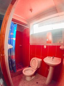奥克萨潘帕Hospedaje Piura的一间带卫生间和水槽的小浴室