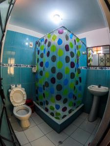 奥克萨潘帕Hospedaje Piura的带淋浴、卫生间和盥洗盆的浴室