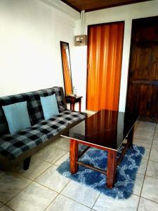 希门尼斯港Anluka-House的带沙发和咖啡桌的客厅