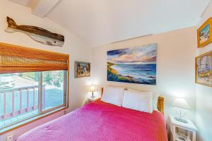 CarpentervilleWhimsical Whaleshead, OV10的卧室设有一张粉红色的大床和一扇窗户。