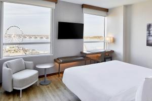 国家海港华盛顿特区国家港湾万豪AC酒店的配有一张床、一张书桌和一扇窗户的酒店客房