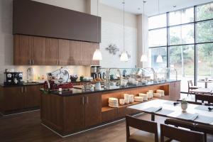 圣何塞圣荷西市中心万豪酒店的一个带木制橱柜和大窗户的厨房