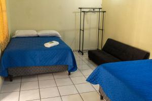 圣安娜Villa La Casita的一间卧室配有一张床和一个沙发