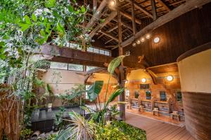 京丹后市昭恋馆予志日式旅馆的建筑里带椅子和植物的房间