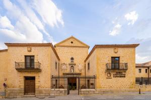 塞哥维亚Áurea Convento Capuchinos by Eurostars Hotel Company的一座大型砖砌建筑,有两个入口