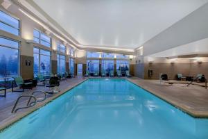 普尔曼铂尔曼原住客栈酒店的大楼内一个蓝色的大型游泳池