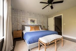 纳什维尔McCreery by AvantStay Stylish Spacious Nashville Flat w Modern Design的一间卧室配有蓝色的床和吊扇