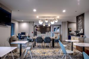 萨凡纳萨凡纳机场万豪广场套房酒店的一间带桌椅的用餐室和一间厨房