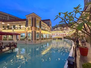 马尼拉Luxury Condo at Venice Mall near Airport, BGC & Makati的城市中心的一个游泳池