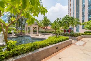 马尼拉Luxury Condo at Venice Mall near Airport, BGC & Makati的一座位于树木和建筑公园内的游泳池