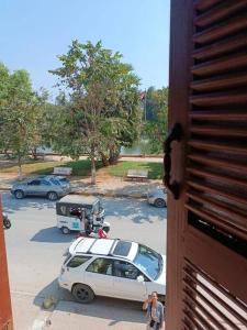 马德望ML rental Battambang的站在停车场的白色汽车旁的人
