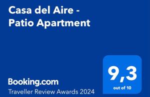 MaellaCasa del Aire - Patio Apartment的蓝色标志与文字caega die afrique 比公寓