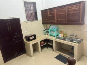 马德望ML rental Battambang的一个带水槽和柜台的小厨房