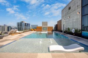 奥斯汀Carousel by AvantStay Brand New Condo in Austin w Amazing Amenities的建筑物屋顶上的游泳池