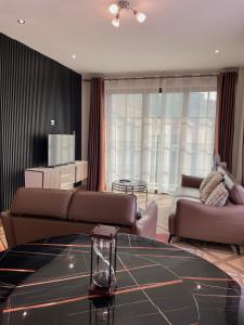 坎帕拉Keitylin Heights Apartments in Makindye的客厅配有沙发和桌子