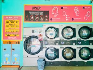 Kampung Saberang BalokCozy Scandi home @ Balok!的洗衣店的四台洗衣机