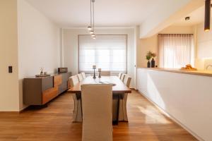 雅典Central Marousi 3BR Gem的厨房以及带桌椅的用餐室。