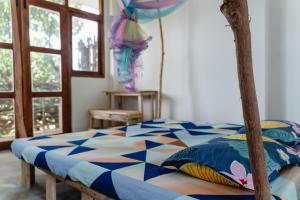 阿杭格默Gaia Ocean Surf Yoga的一间卧室配有一张蓝色的床