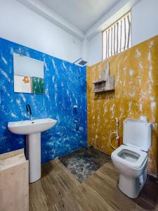 阿杭格默Gaia Ocean Surf Yoga的浴室配有白色卫生间和盥洗盆。