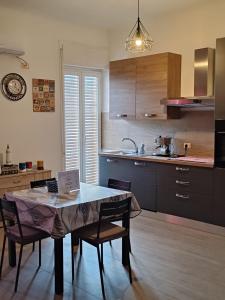 塔兰托CASA MIA的厨房配有桌椅和水槽。