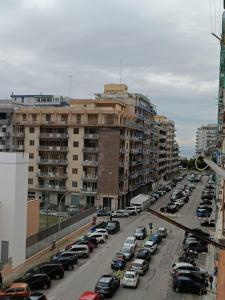 塔兰托CASA MIA的城市里满载汽车的停车场