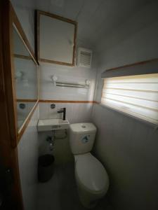 San MateoUCM Adventure Park的一间带卫生间和水槽的小浴室