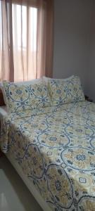 BoronganLorraine Suites的床上配有被子和枕头