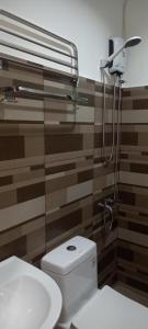 BoronganLorraine Suites的一间带卫生间和淋浴的浴室