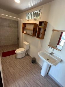 阿瓦托鲁Fare Mahai的浴室配有白色卫生间和盥洗盆。
