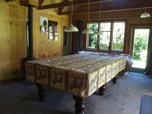 Parapara Woodland eco retreat的一间卧室,卧室内配有一张大床