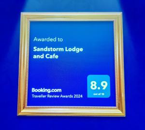 波尔多·格尼拉Sandstorm Lodge and Cafe的一张带证书的图片框图