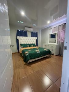 佩德纳莱斯Villa confortable para 5 pesonas的一间卧室配有一张床、梳妆台和镜子