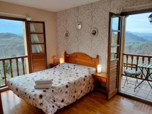 El Escobal瓦尔富恩特旅馆的一间卧室设有一张床和一个阳台