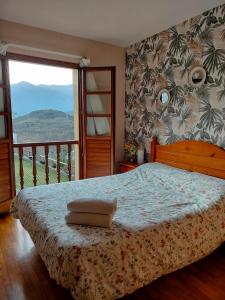 El Escobal瓦尔富恩特旅馆的一间卧室设有一张床和一个大窗户