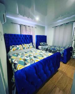 佩德纳莱斯Villa confortable para 5 pesonas的一间卧室配有蓝色的床和蓝色的沙发