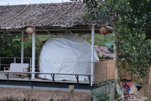 Ban Rak ThaiDome tents Hedreung Rakthai camping的房屋屋顶上的大型白色帐篷