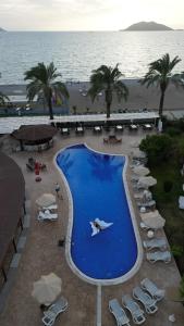 费特希耶日落海滩别墅及公寓酒店的一个带躺椅的大型游泳池,享有海景