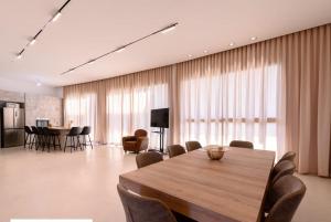埃拉特Top-Class Luxury Villa Bsamim with Full Sea View רק למשפחות !!!!的一间带桌椅的用餐室