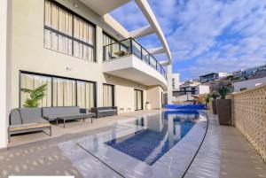 埃拉特Top-Class Luxury Villa Bsamim with Full Sea View רק למשפחות !!!!的一座带游泳池的房子的图象