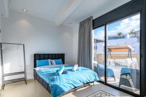 埃拉特Top-Class Luxury Villa Bsamim with Full Sea View רק למשפחות !!!!的一间卧室设有一张床和一个阳台