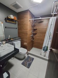马尼拉Radiance Manila bay near CCP, PICC Pasay的浴室配有卫生间、盥洗盆和淋浴。