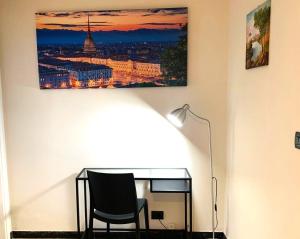 都灵Lingotto relax, Inalpi Arena, Stadio, centro Torino的一张桌子、椅子和墙上的照片