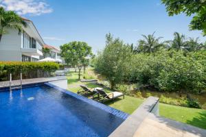 岘港Blue Sky & Villas Beach Resort的一座房子后院的游泳池
