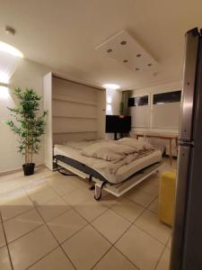 美因茨6 min zum Hauptbahnhof, kostenfrei parken, cozy的一间卧室配有床、桌子和植物