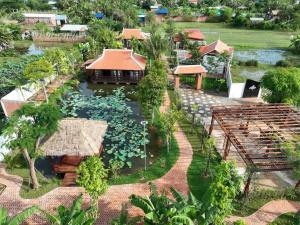 暹粒Manil Home Stay - 3 Beds Room的享有度假胜地的空中景致,设有一座养有百合花的池塘