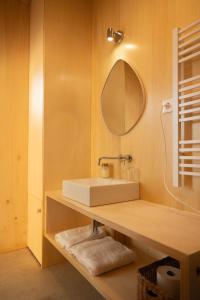 曼泰加什Casa Raposa Lodges - Terrace Mountain View的一间带水槽和镜子的浴室