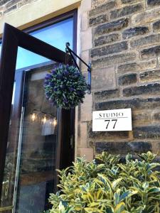 谢菲尔德Studio 77 - Central. Free on street parking.的植物建筑的一侧的标志