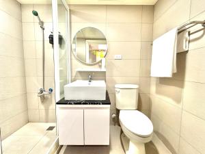 台北之跡 台北的一间带卫生间、水槽和镜子的浴室