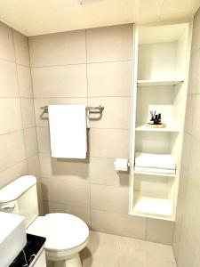 台北之跡 台北的白色的浴室设有卫生间和镜子