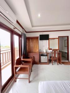 万荣Vangvieng Sisavang Mountain View Hotel的配有一张床和一张桌子及椅子的房间